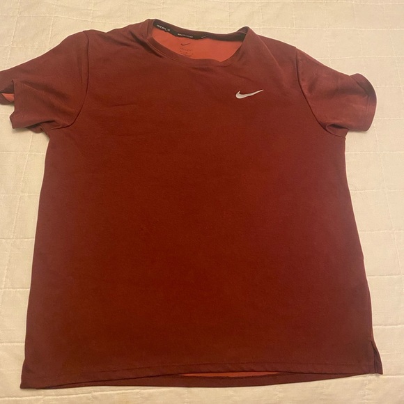 Men’s Cardinal Red Nike Running Shirt Medium - Picture 2 of 4